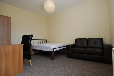 3 bed flat, North Street, GF, City Centre, Plymouth, PL48DH - Image 2